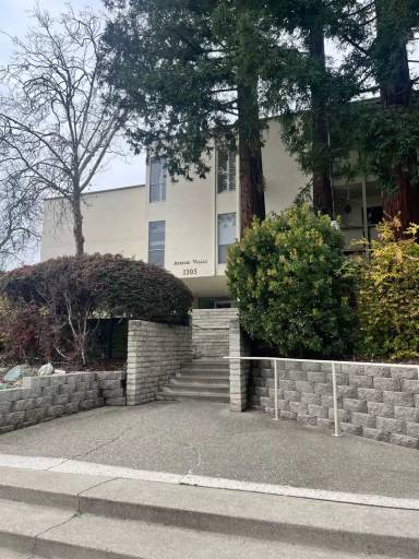Main picture of 1305 Boulevard Way