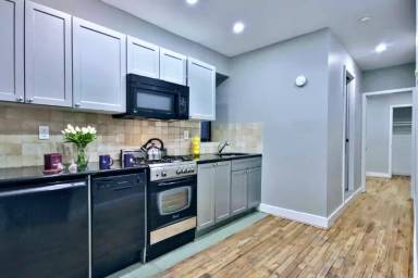 Main picture of 407 E 12th St