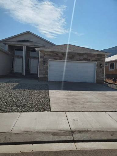 Main picture of 927 S 25 W