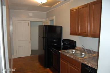 Main picture of 906 E Burlington St