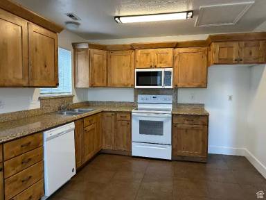 Main picture of 976 S Freedom Blvd