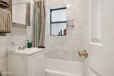 Main picture of 31 E 1st St
