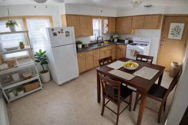 Main picture of 5821 W Montrose Ave