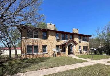 Main picture of 216 W Oak Ave