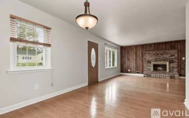 Main picture of 8102 Holly Rd