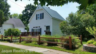 Main picture of 562 Kalamazoo St
