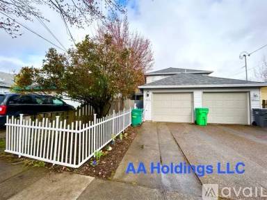Main picture of 8059 SE Woodstock Blvd