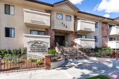 Main picture of 725 E Providencia Ave