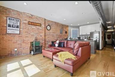 Main picture of 974 N High St