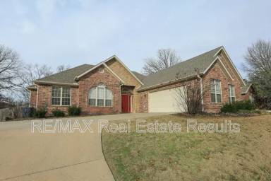 Main picture of 303 NW Palomino St