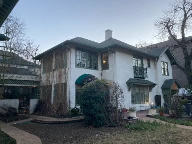 Main picture of 909 W 23rd St