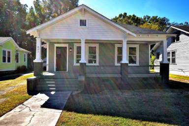 Main picture of 821 School St