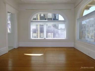 Main picture of 900 Bay St