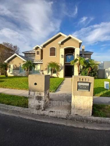 Main picture of 2423 W Hampton