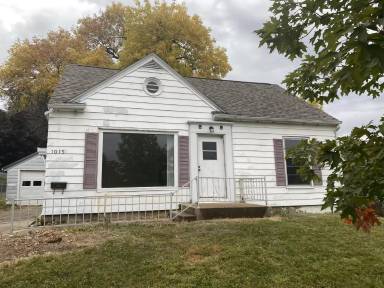 Main picture of 1015 33rd St SE