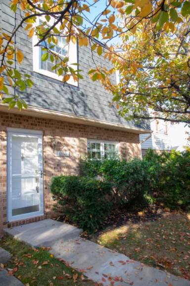 Main picture of 6860 Carnation Cir