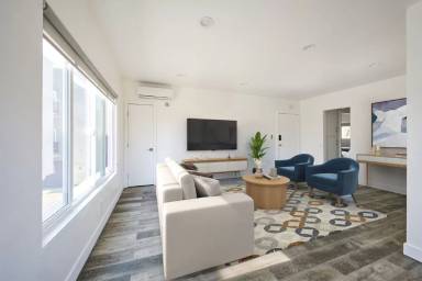 Main picture of 1333 W 36th Pl