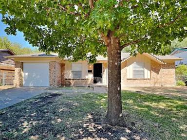 Main picture of 833 Stanford Dr