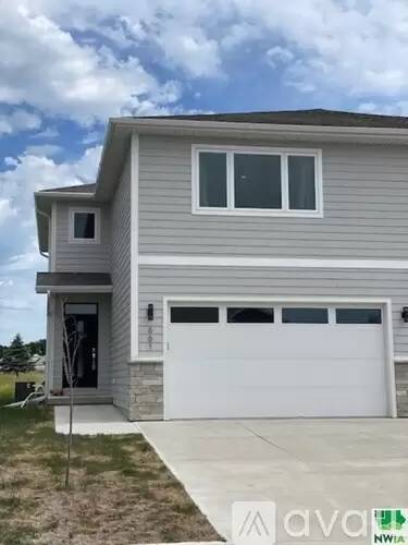 Main picture of 661 Prairie Blvd