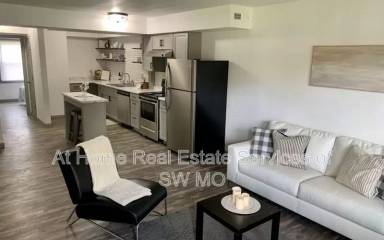 Main picture of 1438 E Elm St
