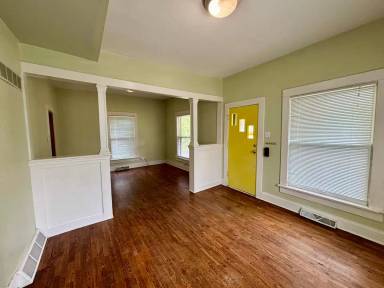 Main picture of 200 S Manhattan Ave