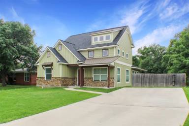 Main picture of 305 Francis Dr