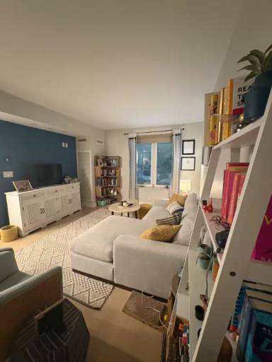 Main picture of 932 Broadway