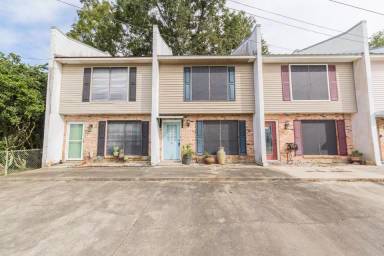 Main picture of 106 S Parkwood Dr