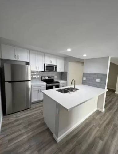 Main picture of 140 S Maple Dr