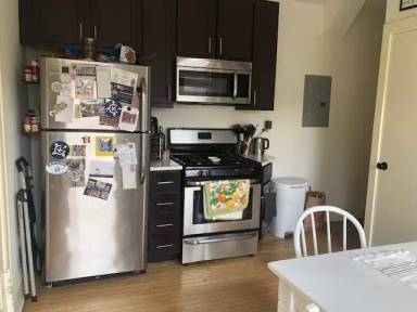 Main picture of 2058 W Roscoe St