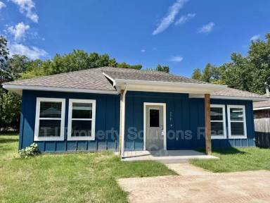 Main picture of 238 S Oak Ave