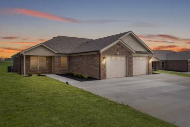 Main picture of 721 Leeward Ct