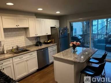 Main picture of 649 E 2nd St