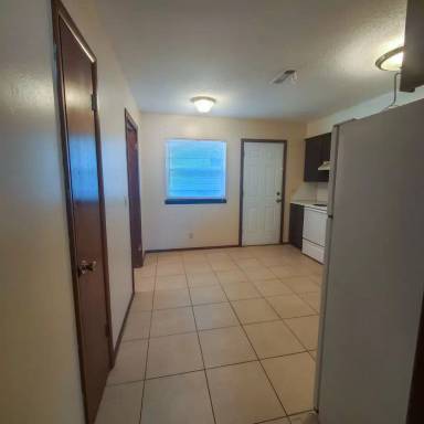 Main picture of 2429 N Market Ave