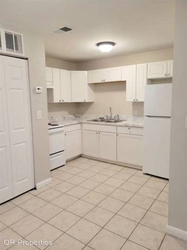 Main picture of 921 SW 59th Ter