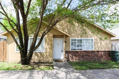 Main picture of 766 W Poplar St