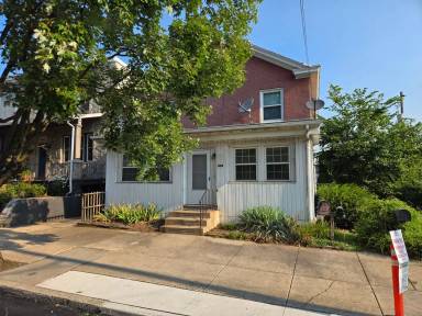 Main picture of 839 1/2 E Walnut St