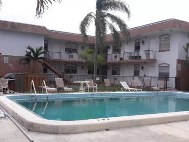 Main picture of 100 NE 9th St