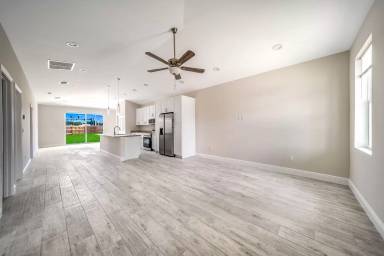 Main picture of 1538 W 26th Ct