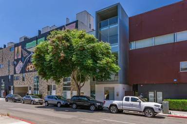 Main picture of 1944 State St