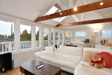 Main picture of 1250 16th Ave E