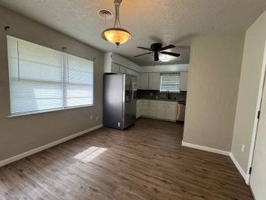 Main picture of 312 NW Compass Dr