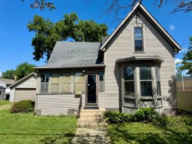 Main picture of 615 W 2nd St
