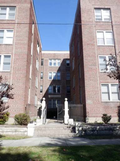 Main picture of 200 W 31st St