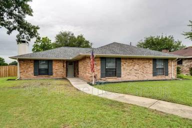 Main picture of 949 Crestwood Cir