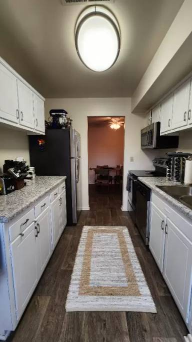 Main picture of 200 Hampton Ct