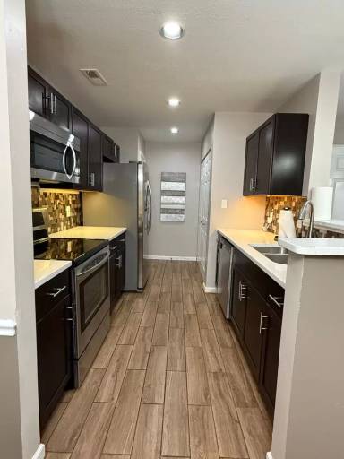 Main picture of 4101 Lenox Oval