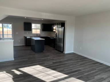 Main picture of 100 Spring Pl