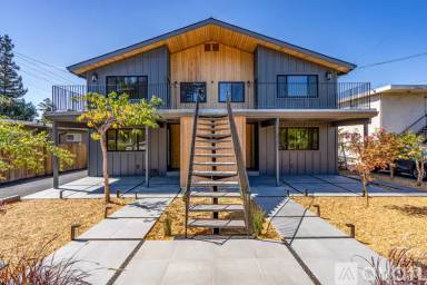 Main picture of 2329 Adrian St
