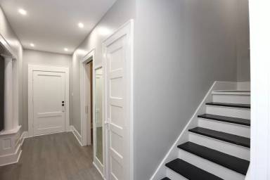 Main picture of 904 E Clinton St